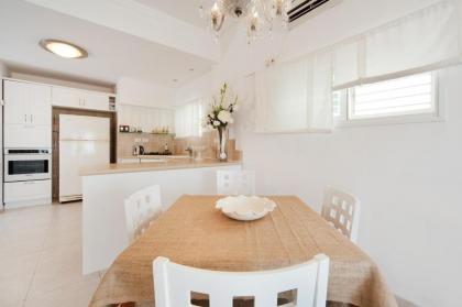 Bright and Charming 1BR Apt w Sea Views Near Shore by Sea N' Rent - image 10