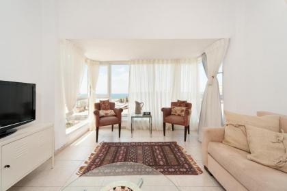 Bright and Charming 1BR Apt w Sea Views Near Shore by Sea N' Rent - image 18