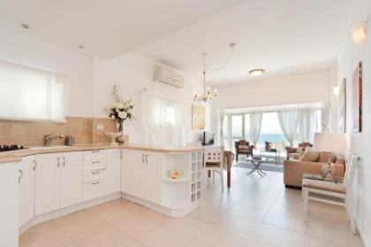 Bright and Charming 1BR Apt w Sea Views Near Shore by Sea N' Rent - image 6