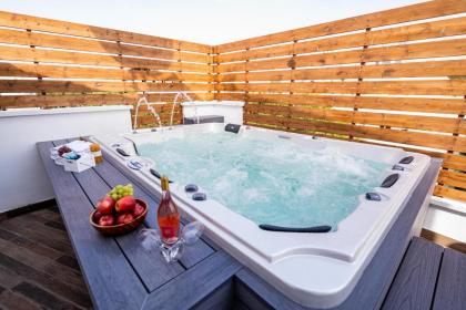 New Duplex 3 Bedroom with Jacuzzi Tel Aviv