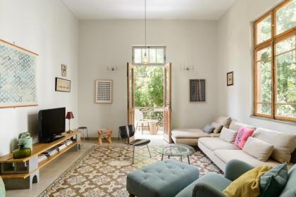 Fantastic apt in TLV center steps from the beach