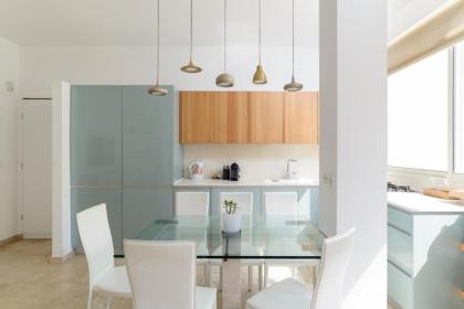 Adorable 2 bedrooms apt w Bomb Shelter next to the beach - image 15