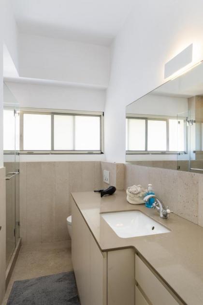 Adorable 2 bedrooms apt w Bomb Shelter next to the beach - image 18