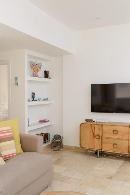Adorable 2 bedrooms apt w Bomb Shelter next to the beach - image 19