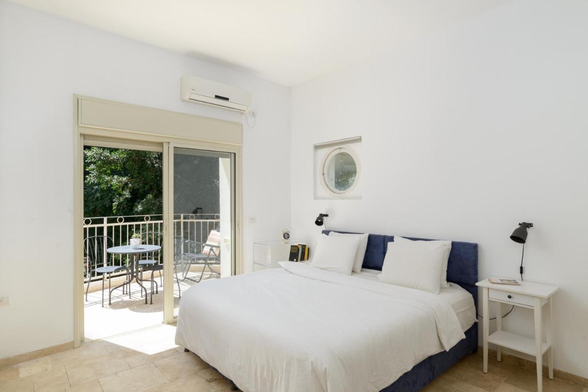 Adorable 2 bedrooms apt w Bomb Shelter next to the beach - image 2