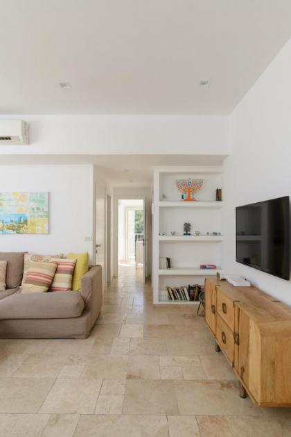 Adorable 2 bedrooms apt w Bomb Shelter next to the beach - image 5