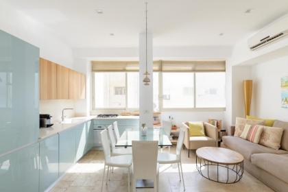 Adorable 2 bedrooms apt w Bomb Shelter next to the beach - image 6