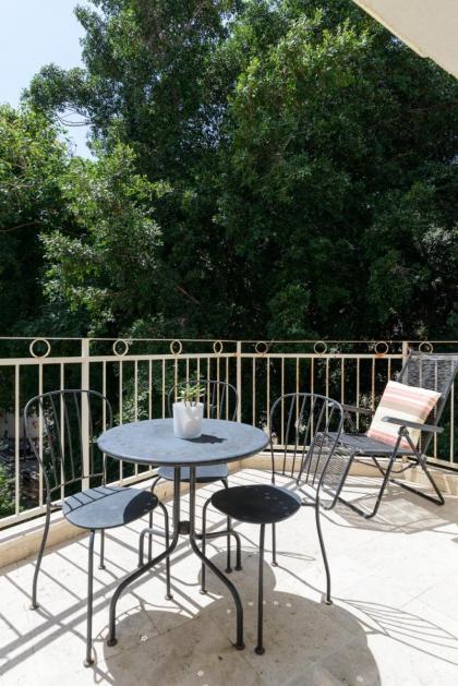 Adorable 2 bedrooms apt w Bomb Shelter next to the beach - image 9