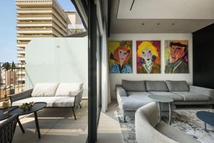 Modern and Vibrant 2BR apartment with Private Balcony by Sea N' Rent