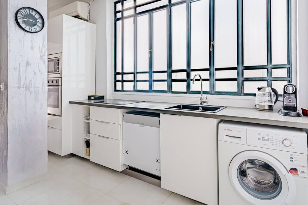 Cute 1BR in Jabotinsky by Holiday-rentals - image 2