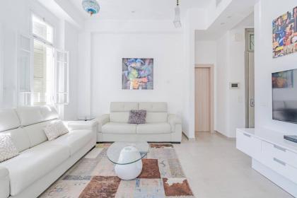 Unique Historical 2BR Kalisher by Holiday-rentals
