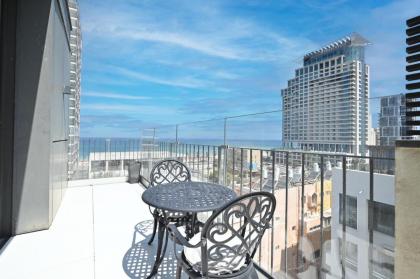 Luxurious 3BR Penthouse with Jacuzzi by HolyGuest - image 16