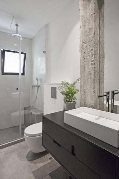 Gorgeous 2BR in Nordau by Holiday-rentals - image 5