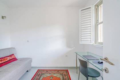 Surprising 2BR in Flea Market by Holiday-rentals - image 10