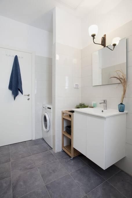 Modern 2BR In Pinsker by Holiday-rentals - image 6