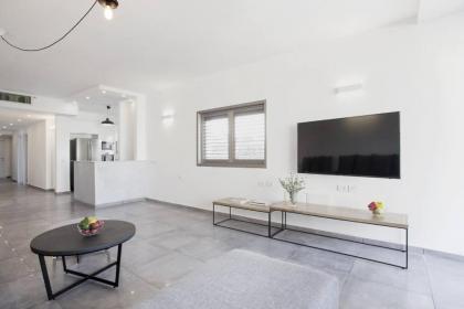 Central 3BR in Ruppin by Holiday-rentals - image 4