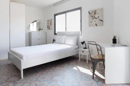 Beautiful Studio in Flea Market By Holiday Rentals Tel Aviv