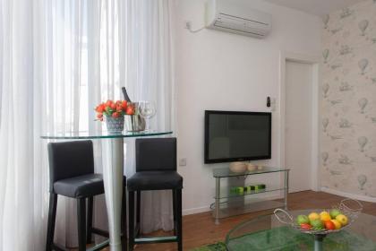 Yellow Gordon Beach Apartment - image 13