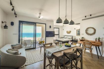 Serene Studio Apt w Balcony Overlooking the Sea by Sea N' Rent