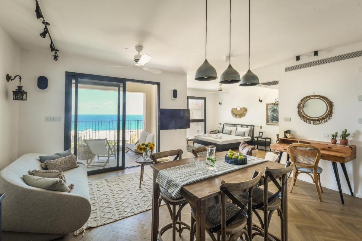 Serene Studio Apt w Balcony Overlooking the Sea by Sea N' Rent - main image