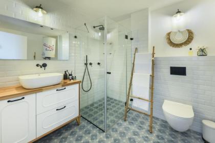 Serene Studio Apt w Balcony Overlooking the Sea by Sea N' Rent - image 12