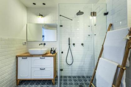 Serene Studio Apt w Balcony Overlooking the Sea by Sea N' Rent - image 15