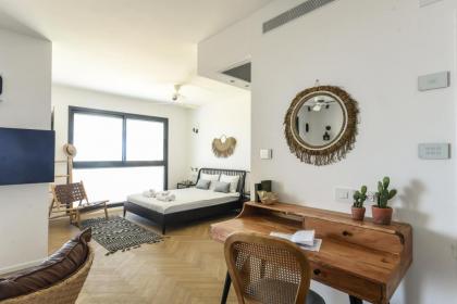 Serene Studio Apt w Balcony Overlooking the Sea by Sea N' Rent - image 18