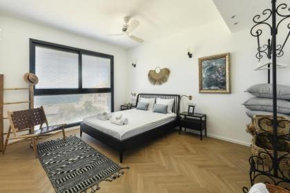 Serene Studio Apt w Balcony Overlooking the Sea by Sea N' Rent - image 3
