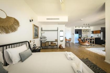 Serene Studio Apt w Balcony Overlooking the Sea by Sea N' Rent - image 4