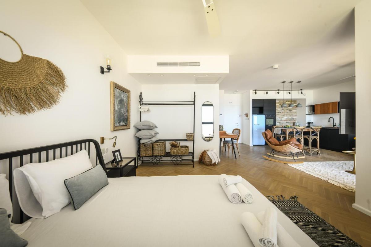 Serene Studio Apt w Balcony Overlooking the Sea by Sea N' Rent - image 4