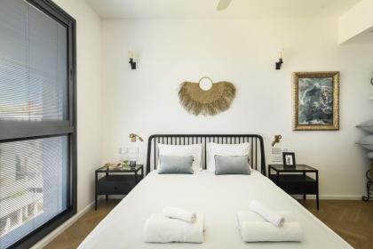 Serene Studio Apt w Balcony Overlooking the Sea by Sea N' Rent - image 5