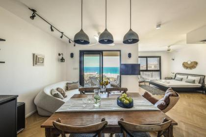Serene Studio Apt w Balcony Overlooking the Sea by Sea N' Rent - image 7