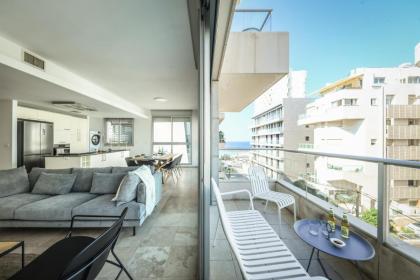 Chic Apartment w Balcony Mamad & Parking 3-min from Beach by Sea N' Rent