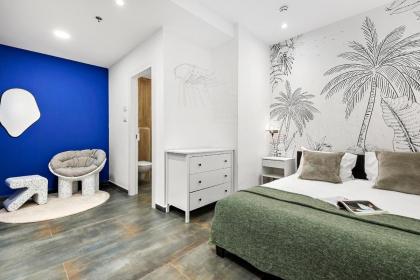 Fresh new place central w Bomb Shelter right next to the beach M3