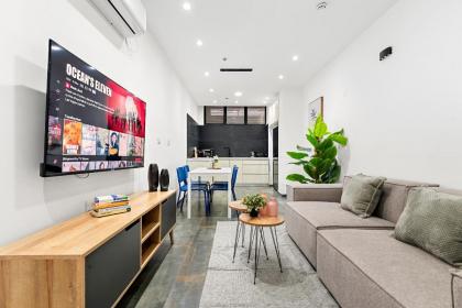 Fresh new place central w Bomb Shelter right next to the beach M3 - image 2