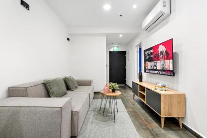 Fresh new place central w Bomb Shelter right next to the beach M3 - image 20