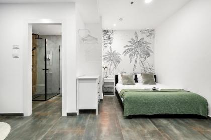 Fresh new place central w Bomb Shelter right next to the beach M3 - image 9