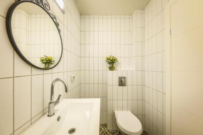 Cozy Modern 1BR Duplex Apt w Balcony Near City Center by Sea N' Rent - image 16
