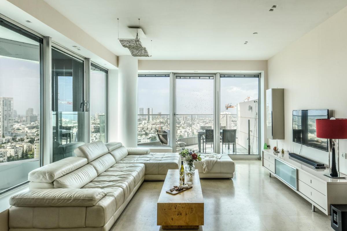 Luxury 2 BR Apt w Pool & Panoramic View by Sea N' Rent - main image