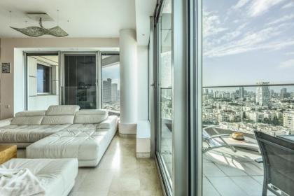 Luxury 2 BR Apt w Pool & Panoramic View by Sea N' Rent - image 11