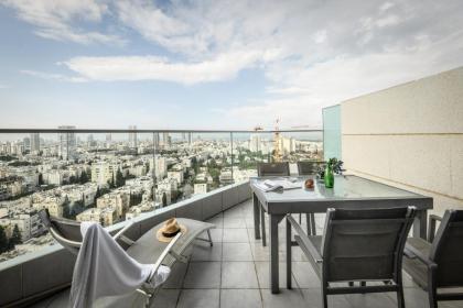Luxury 2 BR Apt w Pool & Panoramic View by Sea N' Rent - image 12