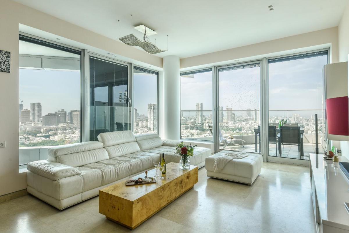 Luxury 2 BR Apt w Pool & Panoramic View by Sea N' Rent - image 3