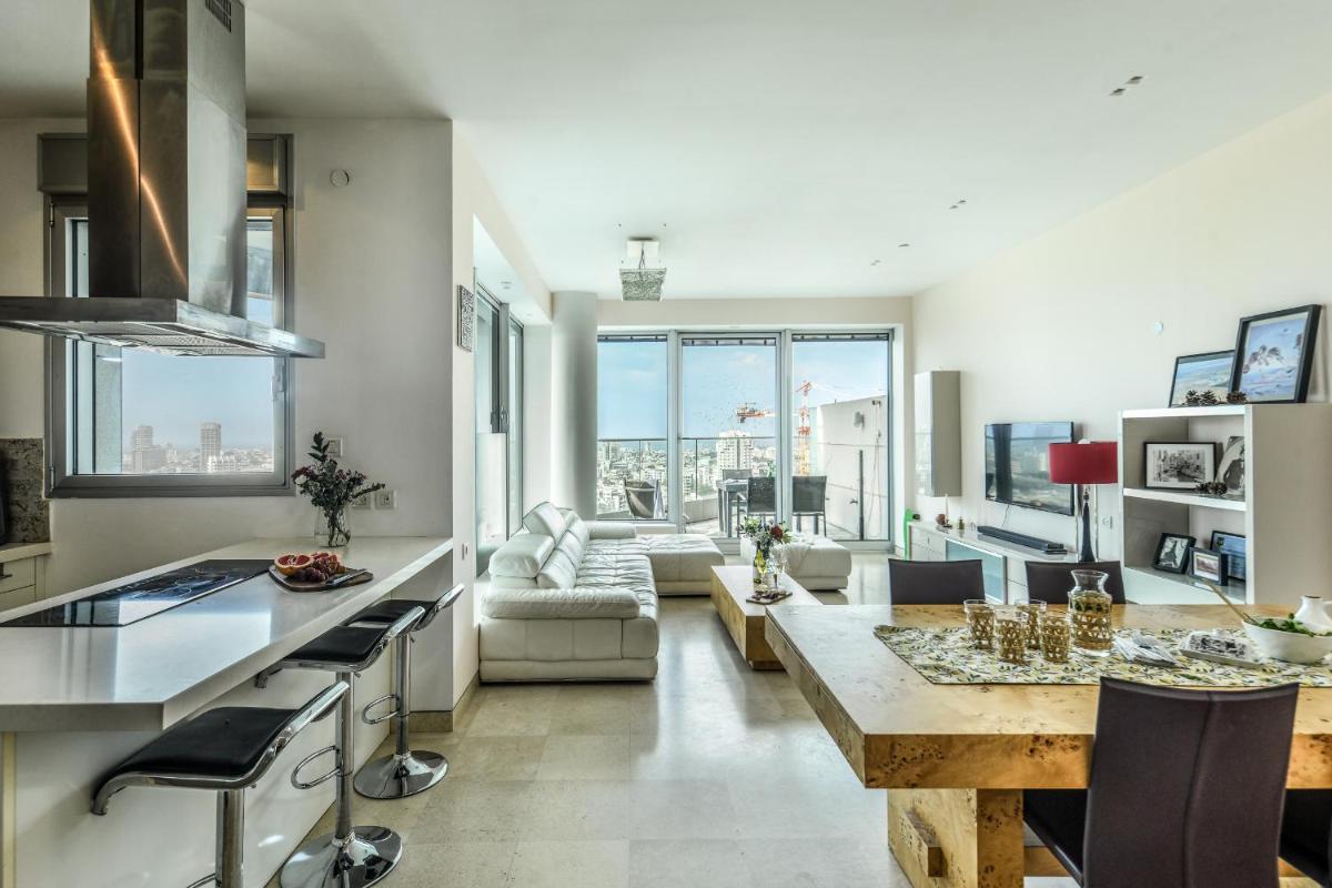 Luxury 2 BR Apt w Pool & Panoramic View by Sea N' Rent - image 4