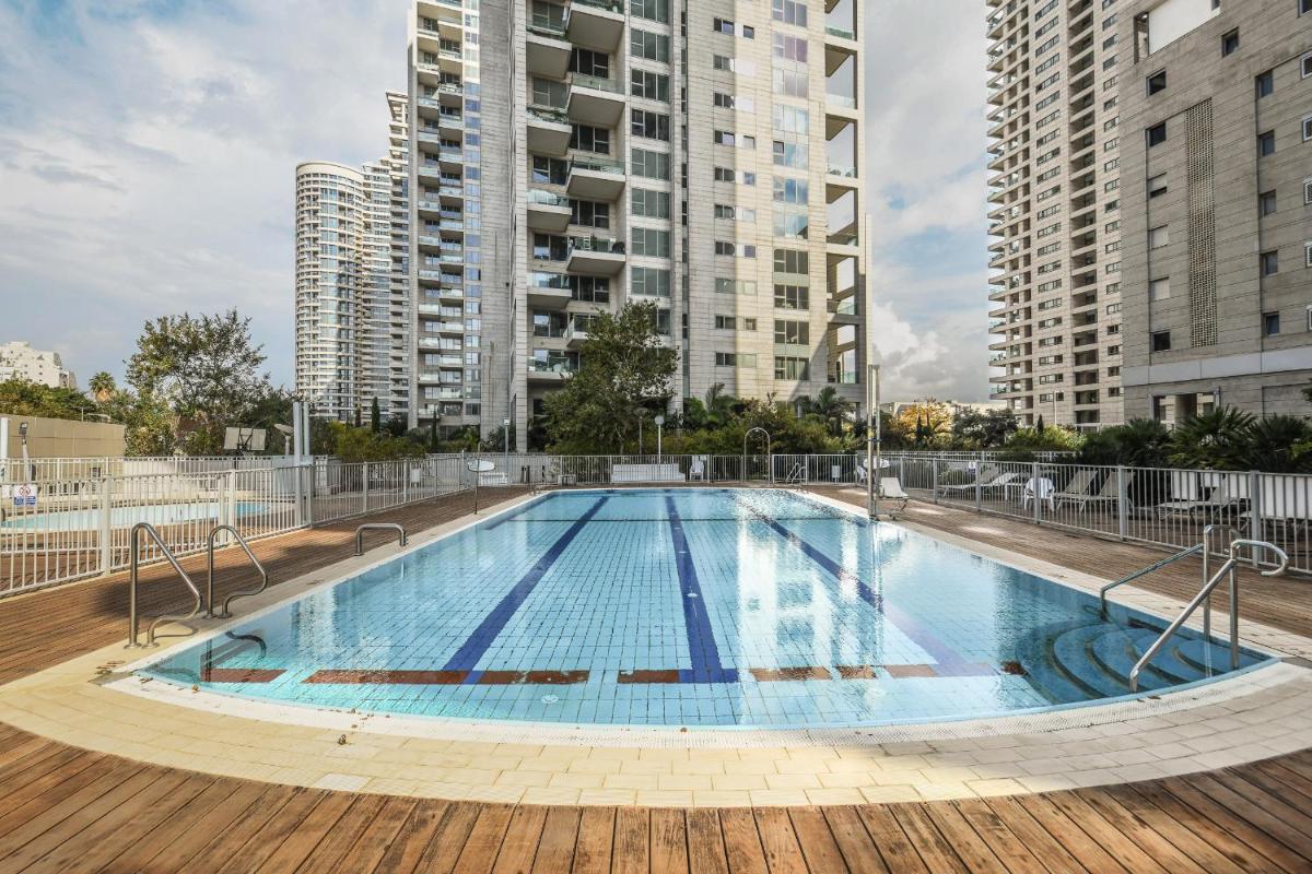 Luxury 2 BR Apt w Pool & Panoramic View by Sea N' Rent - image 6