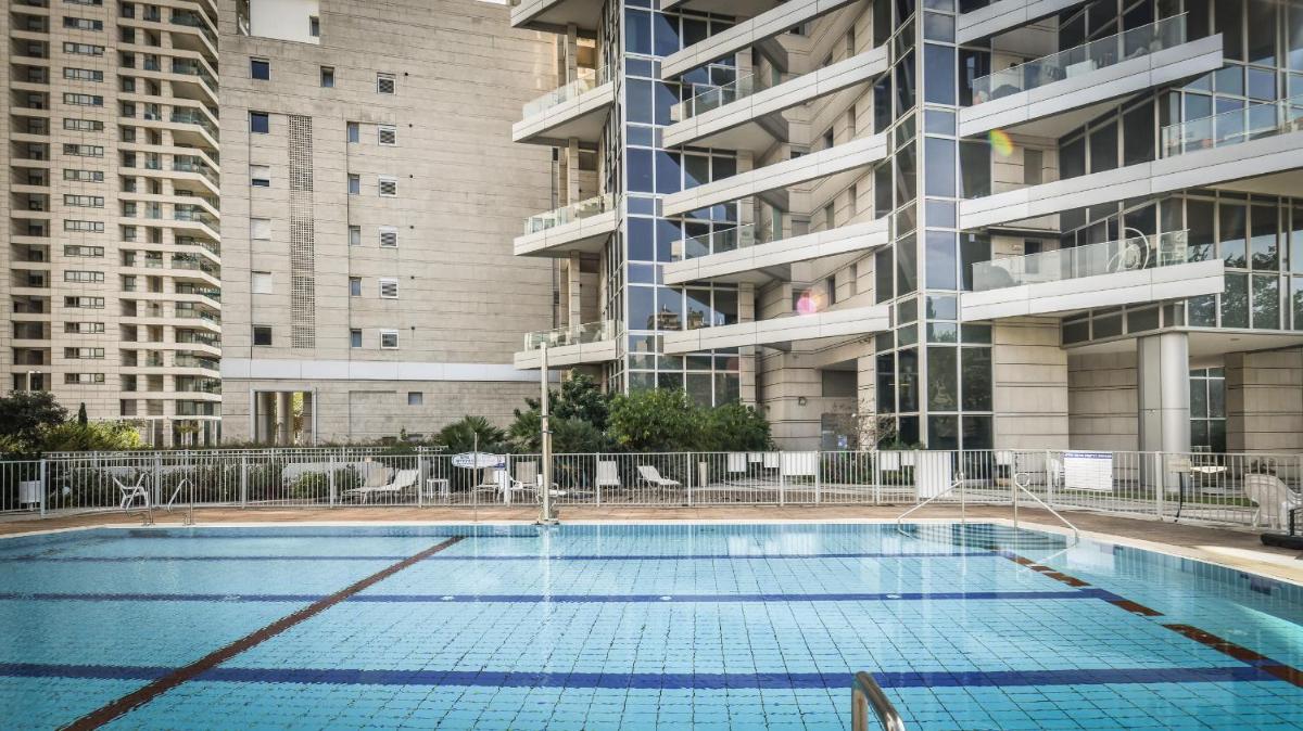Luxury 2 BR Apt w Pool & Panoramic View by Sea N' Rent - image 7
