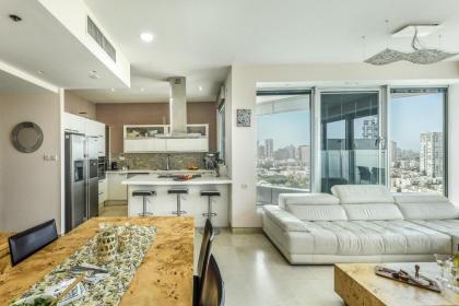 Luxury 2 BR Apt w Pool & Panoramic View by Sea N' Rent - image 9