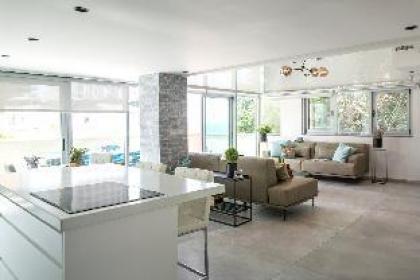 Stunning sea view penthouse with infinity pool - image 5