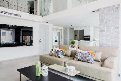 Stunning sea view penthouse with infinity pool - image 7