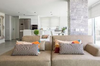 Stunning sea view penthouse with infinity pool - image 9