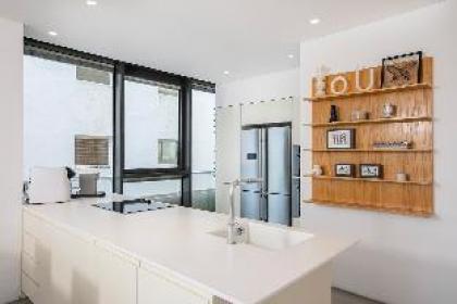 Luxury Sea View Apartment Beach Front! - image 4